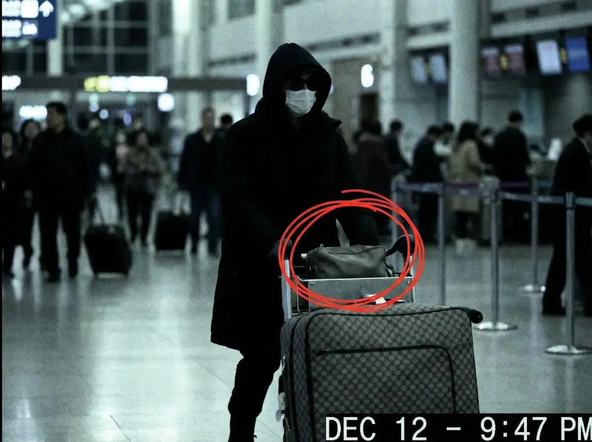 今日吃瓜 机场偷拍 - 神秘礼物袋引发猜测